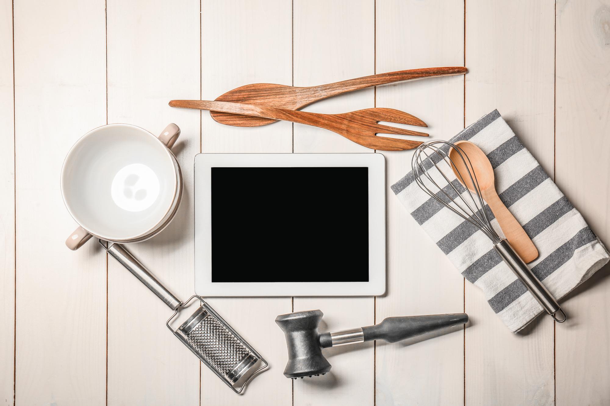 Tavolo elegante con utensili da cucina